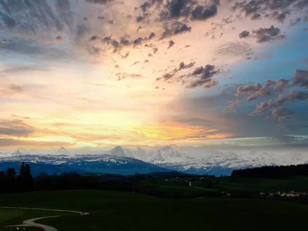 Superbe Coucher Soleil Sur Paysage Suisse Luxuriant Avec Enroulement Photos De Stock Libres De Droits