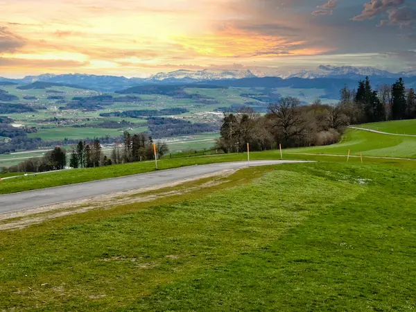 Wspaniały Zachód Słońca Nad Bujnym Szwajcarskim Krajobrazem Krętym Zdjęcie Stockowe