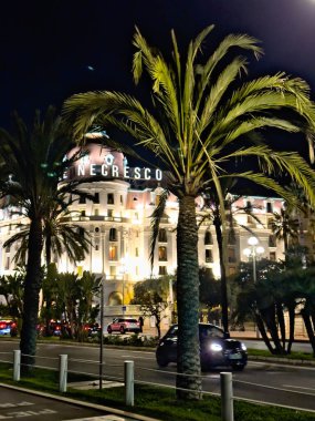 25.05.24.France. Nice Cte dAzur ve Centre Ville 'i gösteren sokak tabelalarıyla aydınlatılmış tarihi bir binanın gece manzarası.
