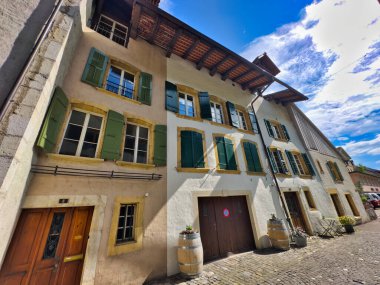  Renkli cepheleri, ahşap panjurları ve dekoratif mimari detayları olan Avrupa caddeleri.