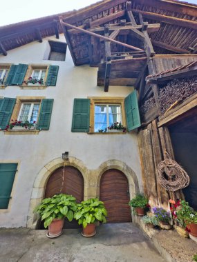  Renkli cepheleri, ahşap panjurları ve dekoratif mimari detayları olan Avrupa caddeleri.