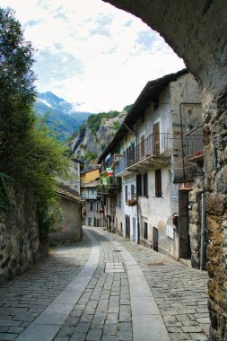 Mimari güzellik ve doğal ihtişamın bir karışımını yansıtan tarihi şehirler, canlı kıyı bölgeleri ve sakin dağ manzaraları..