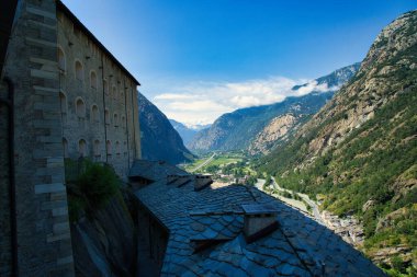 Mimari güzellik ve doğal ihtişamın bir karışımını yansıtan tarihi şehirler, canlı kıyı bölgeleri ve sakin dağ manzaraları..