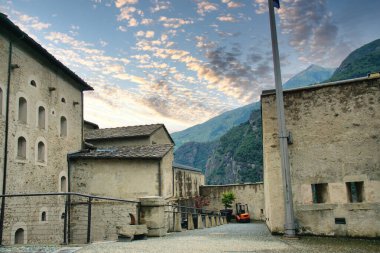 Mimari güzellik ve doğal ihtişamın bir karışımını yansıtan tarihi şehirler, canlı kıyı bölgeleri ve sakin dağ manzaraları..