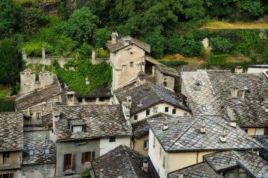 Mimari güzellik ve doğal ihtişamın bir karışımını yansıtan tarihi şehirler, canlı kıyı bölgeleri ve sakin dağ manzaraları..