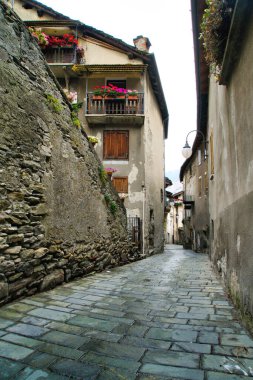 Mimari güzellik ve doğal ihtişamın bir karışımını yansıtan tarihi şehirler, canlı kıyı bölgeleri ve sakin dağ manzaraları..