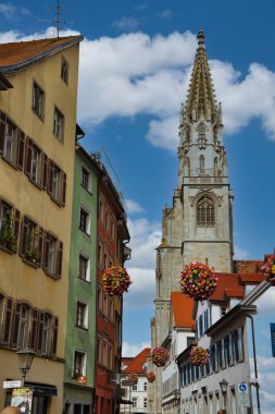 Çiçekleri, büyüleyici binaları ve ağaçları olan eski bir kasaba caddesi.