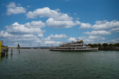 Çiçekleri, büyüleyici binaları ve ağaçları olan eski bir kasaba caddesi.