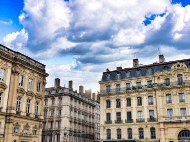 Avrupa 'da dinamik bulutlu gökyüzü altında zarif tarihi binalar.