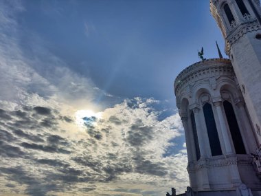 Bazilika 'da gökyüzü ve güneş ışığı etkisi altında melek heykeli