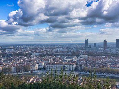 Panoramik şehir manzarası dramatik bulutlu gökyüzü altında canlı bir gökyüzü.