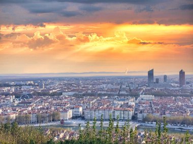 Panoramik şehir manzarası dramatik bulutlu gökyüzü altında canlı bir gökyüzü.