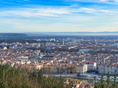 Panoramik şehir manzarası dramatik bulutlu gökyüzü altında canlı bir gökyüzü.