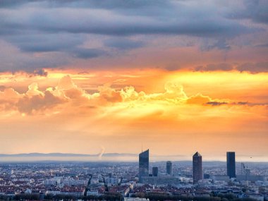 Panoramik şehir manzarası dramatik bulutlu gökyüzü altında canlı bir gökyüzü.