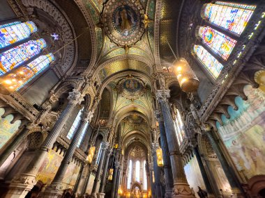 Tarihi bir kilisenin iç mimarisi. Süslü tasarımlar, vitraylar.