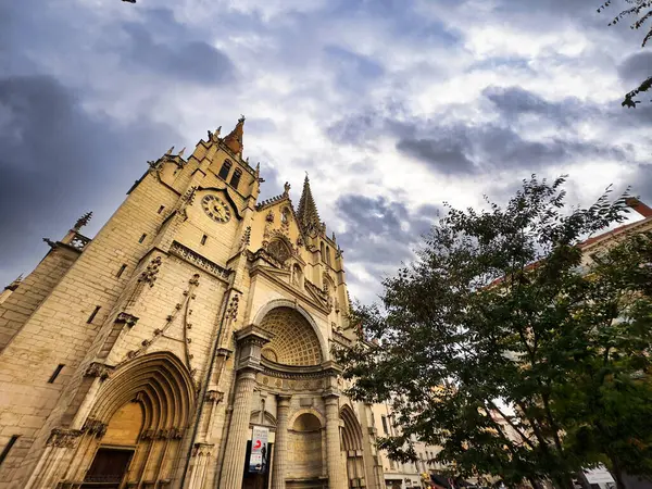 Dramatik gökyüzü altındaki Gotik katedral, karmaşık mimari ve tarihi cazibeyi gözler önüne seriyor.