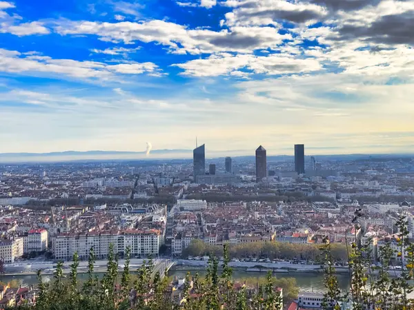 Panoramik şehir manzarası dramatik bulutlu gökyüzü altında canlı bir gökyüzü.