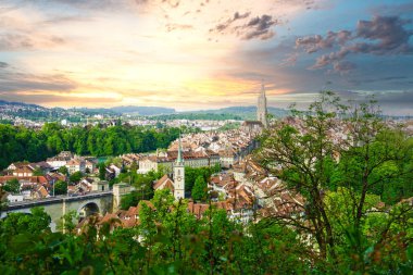 30.05.24.Berns.Wizerland. Yeşil ağaçlar ve mavi gökyüzünün yer aldığı bulanık doğal bir arka planı olan elektrikli bisiklet far ve gidonların yakın çekimi.