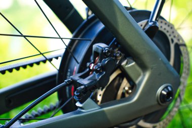 30.05.24.Berns.Wizerland. Yeşil ağaçlar ve mavi gökyüzünün yer aldığı bulanık doğal bir arka planı olan elektrikli bisiklet far ve gidonların yakın çekimi.