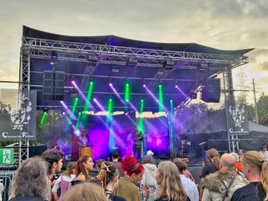 01.06.06.24.Kirchberg.Swizerland. Bir ortaçağ canlandırma etkinliği. Çimenli bir alanda çarpışan zırhlı şövalyeler dramatik bulutlu bir gökyüzü altında izleyicilerle çevrili.