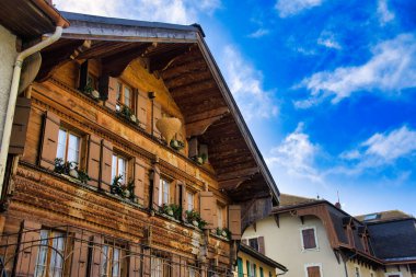 Chateau-d 'Oex, İsviçre - 1 Şubat 2025: İsviçre Alpleri' ndeki yıllık festivalde sıcak hava balonları yükseliyor