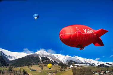 Chateau-d 'Oex, İsviçre - 1 Şubat 2025: İsviçre Alpleri' ndeki yıllık festivalde sıcak hava balonları yükseliyor