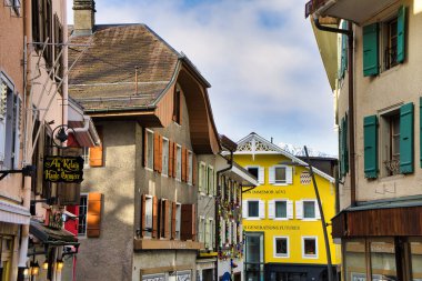 Chateau-d 'Oex, İsviçre - 1 Şubat 2025: İsviçre Alpleri' ndeki yıllık festivalde sıcak hava balonları yükseliyor