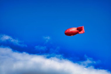 Chateau-d 'Oex, İsviçre - 1 Şubat 2025: İsviçre Alpleri' ndeki yıllık festivalde sıcak hava balonları yükseliyor