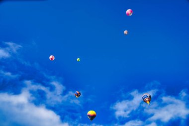 Chateau-d 'Oex, İsviçre - 1 Şubat 2025: İsviçre Alpleri' ndeki yıllık festivalde sıcak hava balonları yükseliyor