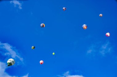 Chateau-d 'Oex, İsviçre - 1 Şubat 2025: İsviçre Alpleri' ndeki yıllık festivalde sıcak hava balonları yükseliyor