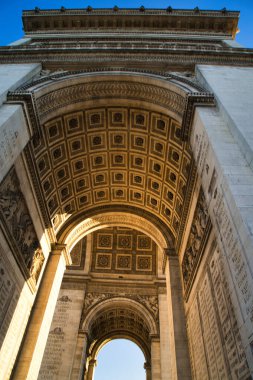 Paris 'teki Zafer Takı' nın altındaki dekoratif tavan ve yapının ayrıntılı görüntüsü