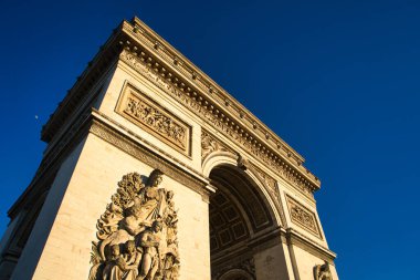 Paris 'teki Zafer Takı' nın altındaki dekoratif tavan ve yapının ayrıntılı görüntüsü