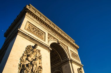 Paris 'teki Zafer Takı' nın altındaki dekoratif tavan ve yapının ayrıntılı görüntüsü