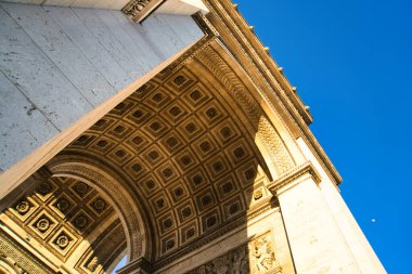 Paris 'teki Zafer Takı' nın altındaki dekoratif tavan ve yapının ayrıntılı görüntüsü