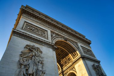 Paris 'teki Zafer Takı' nın altındaki dekoratif tavan ve yapının ayrıntılı görüntüsü