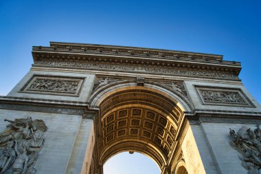 Paris 'teki Zafer Takı' nın altındaki dekoratif tavan ve yapının ayrıntılı görüntüsü