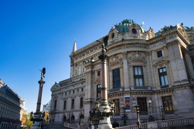 Fransa, Paris 'te açık mavi gökyüzü altında Palais Garnier' in tarihi yüzü