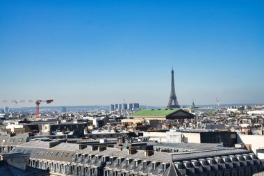 Paris 'in panoramik çatı manzarası klasik binalar ve arka planda ufuk çizgisi