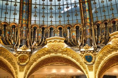 Lafayette Galerisi, Paris 'teki vitray kubbenin iç manzarası.