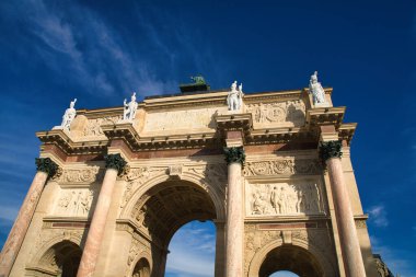 Arc de Triomphe du Atlıkarınca ve Louvre Müzesi Paris 'te dramatik bir gökyüzü altında