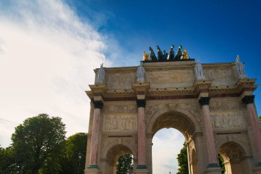 Arc de Triomphe du Atlıkarınca ve Louvre Müzesi Paris 'te dramatik bir gökyüzü altında