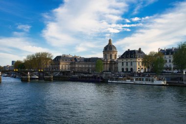 Fransa Enstitü 'sü Paris, Fransa' daki Seine Nehri 'nden izledi.