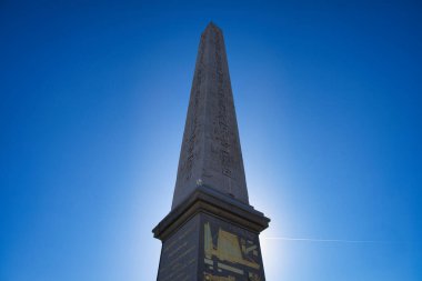 08.04.25.Paris, Fransa Antik Luxor Obelisk Fransa 'nın Paris şehrindeki Place de la Concorde' da mavi gökyüzünün altında dimdik duruyordu.