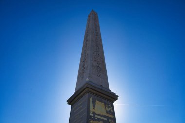 08.04.25.Paris, Fransa Antik Luxor Obelisk Fransa 'nın Paris şehrindeki Place de la Concorde' da mavi gökyüzünün altında dimdik duruyordu.