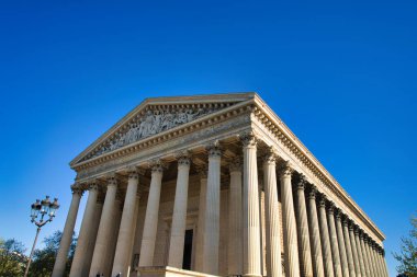 08.04.25. Paris Fransa La Madeleine Kilisesi 'nin Neoklasik Faade' si. Yüksek sütunları ve açık gökyüzü ile.