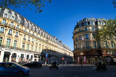 08.04.25.Paris, Fransa Paris 'te güneşli bir mahallede balkonları ve panjurları olan şık konutlar.