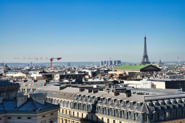 08.04.25.Paris, Fransa Panoramik çatı manzaralı klasik binalar ve arka planda ufuk çizgisi