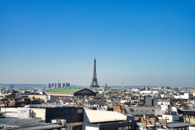 08.04.25.Paris, Fransa Panoramik çatı manzaralı klasik binalar ve arka planda ufuk çizgisi
