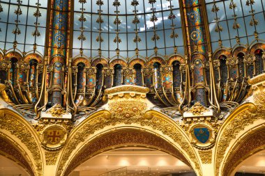 08.04.25.Paris, Fransa. Lafayette Galerisi, Paris 'teki vitray kubbenin iç manzarası.