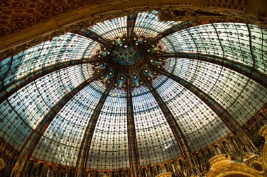 08.04.25.Paris, Fransa. Lafayette Galerisi, Paris 'teki vitray kubbenin iç manzarası.